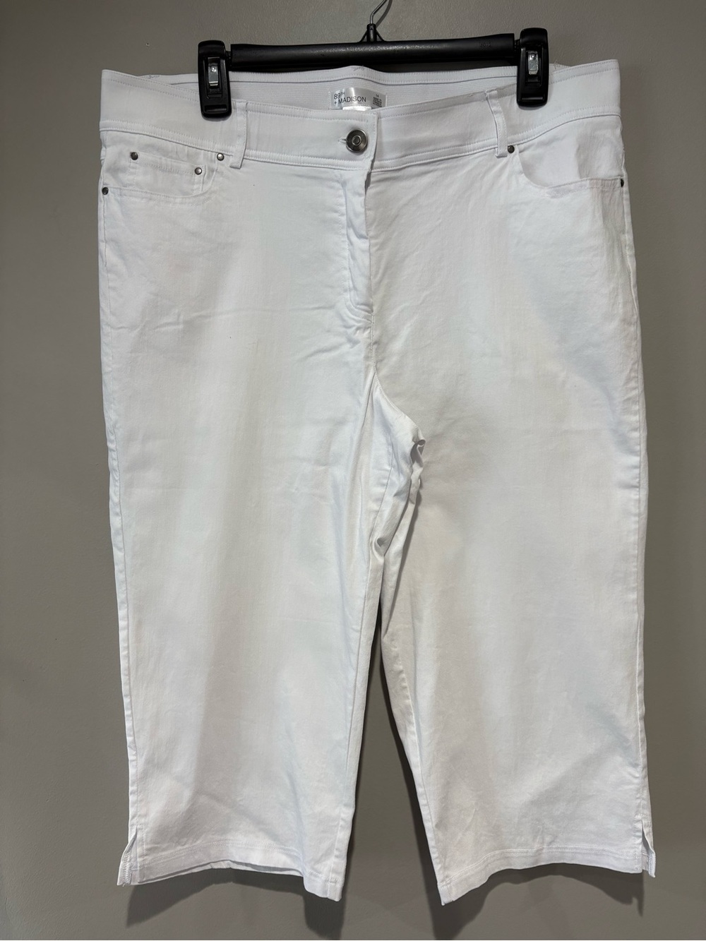 89th + Madison White Ultra Stretch Capri Pants Size 14 Comfort Waist